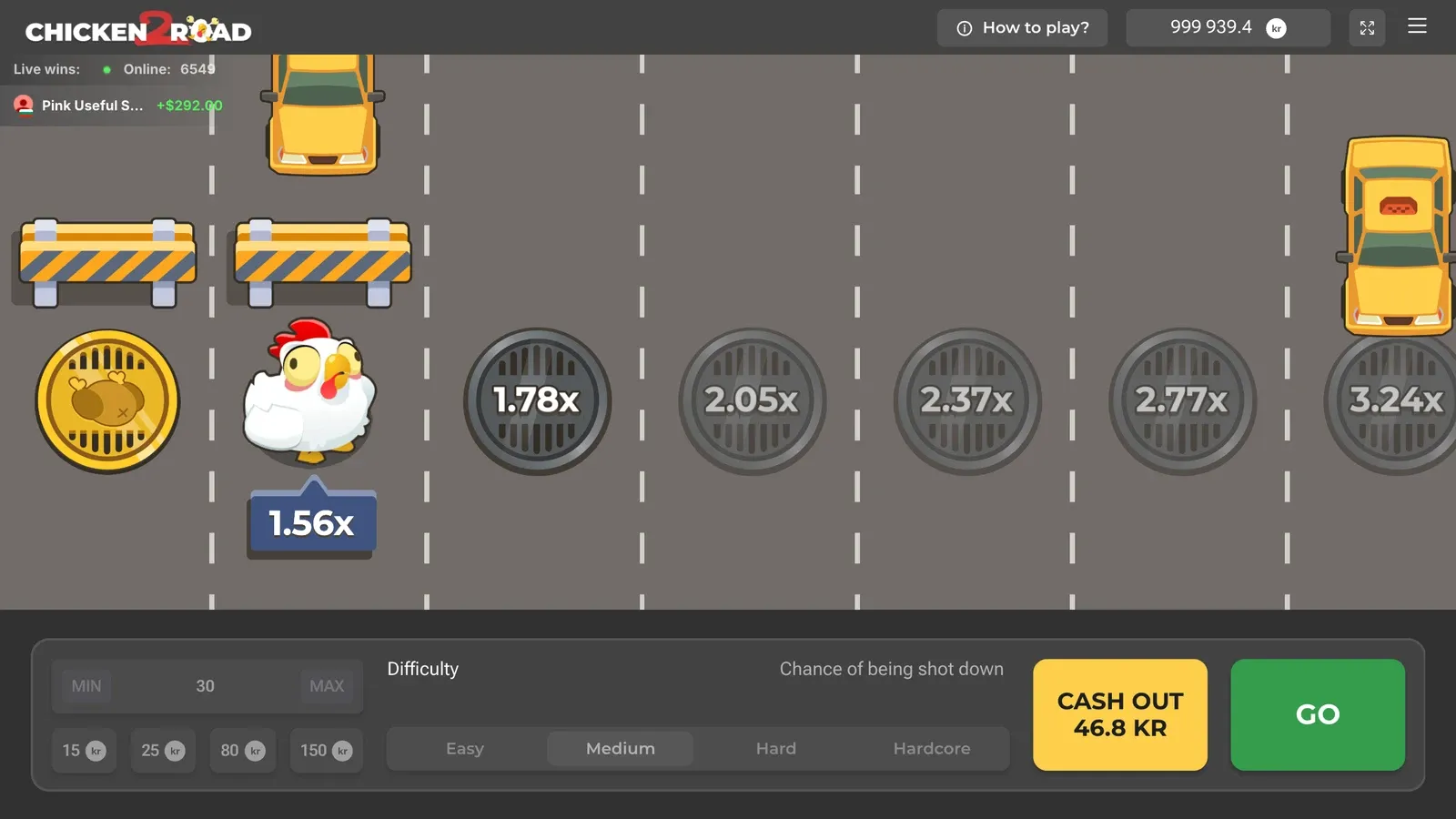 Chicken Road 2 i demoen med kroner: veien med biler og sperringer, multiplikatoren under kyllingen og knappene Cash out og Go