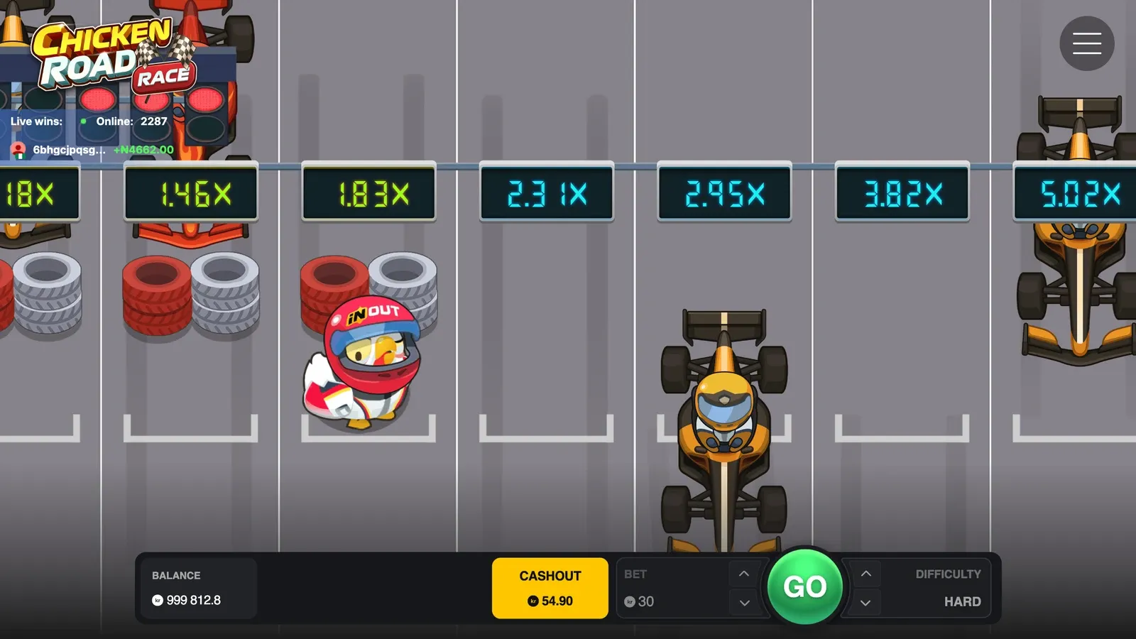 En runde Chicken Road Race på Hard: kyllingen med hjelm står på 1,83x, og uttaket viser 54,90